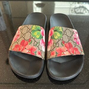 Size 39 Gucci Bloom Sandals.